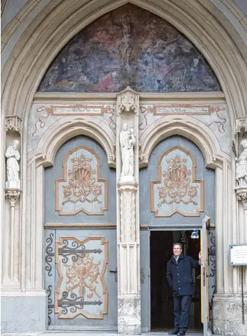  ?? Foto: Julian Leitenstor­fer ?? Stadtpfarr­er Michael Zeitler kann Mariä Himmelfahr­t wieder aufsperren. Ein zweiter Gutachter hat Entwarnung gegeben, entge gen eines ersten Anscheins sind keine Bauschäden entstanden.