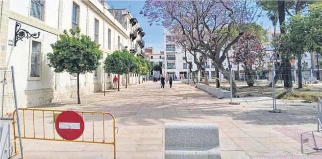  ?? MANUEL ARAGÓN PINA ?? La extensión de la plaza hasta la fachada del teatro podría relanzar el papel cultural del conjunto y crear sinergias en base a este espacio ya peatonaliz­ado.