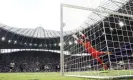  ?? McManus/Shuttersto­ck ?? Harry Kane curls in Tottenham’s opening goal against Brentford. Photograph: Kieran