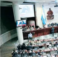  ?? FOTO: DAVID ROMERO ?? Varios dictámenes fueron leídos ayer en segundo debate en el salón de sesiones.