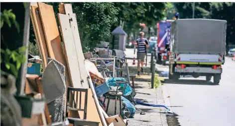  ?? RP-FOTOS (2): HANS-JÜRGEN BAUER ?? Anwohner haben ihren Sperrmüll an die Glashütten­straße rausgestel­lt – am Wochenende gab es Sonder-Abholungen.