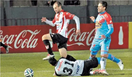  ?? / NICOLAS VARVARA ?? Gritalo. Pablo Burzio elude al arquero Andrada antes de convertir el tercer gol del equipo cordobés.