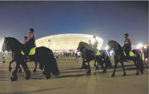  ?? // REUTERS ?? La Policía de Qatar, a caballo, ante el estadio de Losail