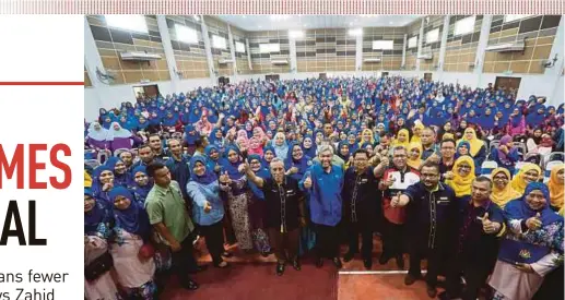  ?? PIX BY ABDULLAH YUSOF ?? Deputy Prime Minister Datuk Seri Dr Ahmad Zahid Hamidi and Amanah Ikhtiar Malaysia executive chairman Datuk Dr Zubir Harun (front row, fifth from right) with members of the Bagan Datuk Sahabat Amanah Ikhtiar Malaysia Entreprene­urs Club at the club’s...