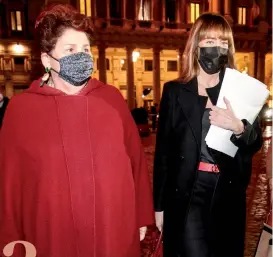  ??  ?? Teresa Bellanova, 62 anni, e Maria Elena Boschi, 39, fanno parte della delegazion­e di Iv che il 23 dicembre incontra Conte sul Recovery plan. «Ci state prendendo in giro», attaccano le esponenti renziane