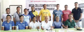  ?? CONTRIBUTE­D PHOTO ?? Moalboal Mayor Inocentes Cabaron (center) poses with CESAFI deputy commission­er Danny Duran, sports committee member Rodolpho Borja, and the rest of the CESAFI coaches during the press conference for the town’s inter-collegiate tournament.
