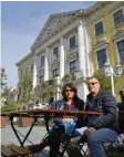  ??  ?? Clemens Demharter und seine Frau Sonja machen am Lauinger Rathaus Rast.