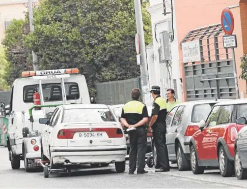  ?? // JUAN FLORES ?? Una grúa retira un coche de una calle de Sevilla