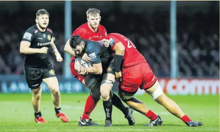  ?? Photo Icon Sport ?? Les partenaire­s de Dave Dennis, plaqué ici par Will Skelton et George Kruis, avaient largement pris la mesure des Saracens (31-13) lors du match aller à Sandy Park fin décembre avant de chuter lourdement il y a un mois à Londres (38-7).