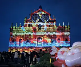  ??  ?? Le 16 décembre 2019, le public assiste à un spectacle de sculptures lumineuses du Festival « Ombre et Lumière » de Macao sur le site des Ruines de la cathédrale de Saint-Paul.