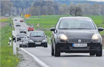  ?? ARCHIVFOTO: BAUR ?? Die B 32 wird zwischen Altshausen und Vorsee sehr schmal, zwei Lastwagen kommen dort kaum aneinander vorbei. Deshalb wird die Strecke auf einer Länge von rund 4,3 Kilometern saniert und ausgebaut.