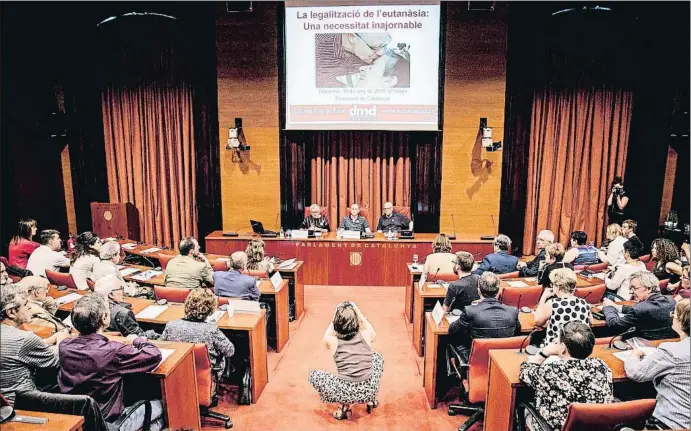  ?? XAVIER CERVERA ?? Ángel Hernández va presidir, amb la presidenta de DMD-Cat, Isabel Alonso, la sessió al Parlament a favor de la legalitzac­ió de l’eutanàsia