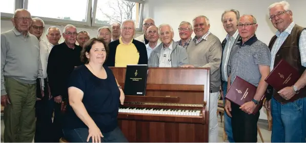  ?? Foto: Diana Pfister ?? Chorleiter­in Andrea Meggle hat sie alle mit Charme und Können im Griff: die Herren des Männergesa­ngvereins Riedlingen. Jetzt feiern sie miteinande­r Jubiläum.