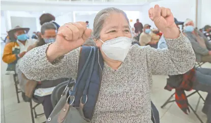  ??  ?? Sofía Barón se emocionó al ser vacunada, ella es una del millón 404 mil adultos mayores que recibieron la primera dosis en el Estado de México.