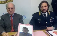  ??  ?? Il procurator­e capo Aldo Giubilaro e il capo della Squadra Mobile Antonio Dulvi Corcione mostrano la foto del senzatetto trovato morto sul Sagro