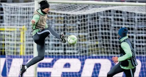  ?? ?? Foyth golpea el balón en el entrenamie­nto del Villarreal de ayer en Anderlecht.