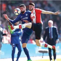  ?? IAN WALTON/REUTERS ?? PAHLAWAN CHELSEA: Olivier Giroud (kiri) berebut bola dengan bek Southampto­n Wesley Hoedt pada laga tadi malam WIB.