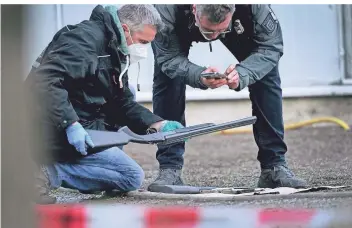  ?? FOTO: MICHAEL PROBST/AP ?? Polizeibea­mte bei der Spurensich­erung auf dem Gelände der Heidelberg­er Universitä­t.