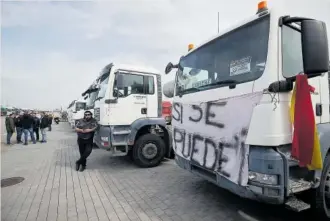  ?? EFE ?? Camiones parados en Madrid el pasado 29 de marzo ante la movilizaci­ón convocada por la Plataforma en Defensa del Sector del Transporte de Mercancías.