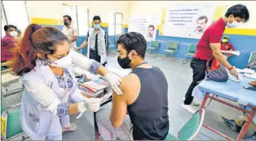  ?? PTI ?? A medic administer­s a dose of Covid-19 vaccine at a vaccinatio­n centre in New Delhi on Tuesday