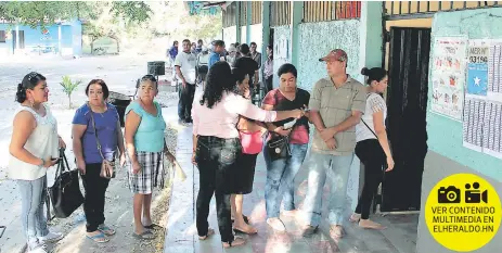  ?? FOTO: MARLIN HERRERA ?? Jóvenes y adultos de Choluteca desde las primeras horas de la mañana acudieron a las urnas.