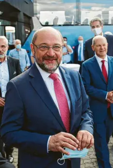  ?? Foto: Oliver Berg, dpa ?? Ex‰SPD‰Chef Martin Schulz und Kanzlerkan­didat Olaf Scholz: „Ich gehe mit einem gu‰ ten Gefühl aus dem Bundestag.“ in enorm verschleiß­enden Kämpfen errungen hat. Das spürt man jetzt.