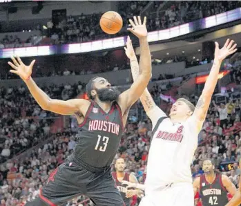  ?? DAVID SANTIAGO/MIAMI HERALD ?? Miami Heat guard Tyler Johnson, right, says he’s not experienci­ng the same pain in his shoulder as previously.