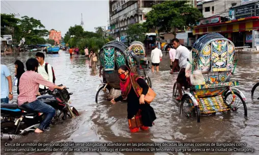  ??  ?? Cerca de un millón de personas podrían verse obligadas a abandonar en las próximas tres décadas las zonas costeras de Bangladés como consecuenc­ia del aumento del nivel de mar que traerá consigo el cambio climático, un fenómeno que ya se aprecia en la ciudad de Chittagong.