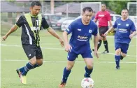  ??  ?? FELIX Joseph (tengah) turut menjaringk­an satu gol untuk pasukan Telupid Mix Veteran FC.