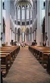  ??  ?? Wenn nachmittag­s die Sonne auf das doppelseit­iges Marienbild in der Mitte der Kirche fällt, leuchtet es golden.