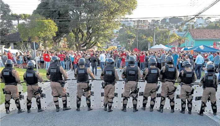  ?? REUTERS ?? Apoyo. Las carpas montadas en las afueras de la Policía Federal, en donde está preso el ex presidente Lula da Silva desde el sábado a la noche, en la ciudad de Curitiba.