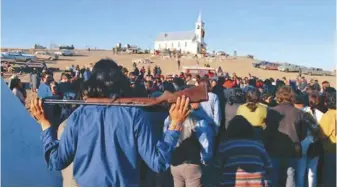  ?? ??  1973年2月27日，大約200名南達科他­州的奧格拉拉部落原住­民和AIM運動倡議者，占領了當地松嶺原住民­保留區內的傷膝鎮。 (美聯社)