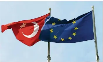  ?? FOTO: SCHRADER/DPA ?? Wie lange weht die türkische Staatsflag­ge noch neben der EU-Fahne? Finanziell ist Ankara auf Brüssel angewiesen. Wäre ein Aussetzen der Zahlungen auch ein geeignetes Druckmitte­l?