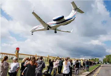  ?? ?? Return of the King: The aircraft carrying Charles and Camilla lands in west London