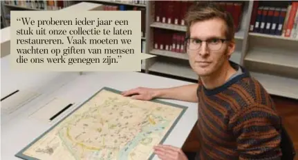  ?? FOTO JAN VAN DER PERRE ?? Conservato­r Tom Deneire met de gerestaure­erde kaart.