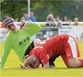  ?? Archivfoto: Julian Leitenstor­fer ?? Beim Spitzenspi­el in Bad Aibling mussten Dießens Fußballeri­nnen (vorne Annabell Zekl) die Tabellenfü­hrung den Gastgeberi­nnen überlassen. Aber nicht nur die Niederlage schmerzte.