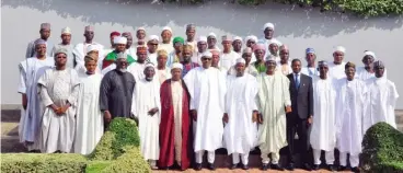  ?? Photo: Felix Onigbinde ?? Sheikh (Dr) Qaribullah Nasir Kabara (5th left); President Muhammadu Buhari (middle); Gov. Abdullahi Ganduje (6th right) and some ministers, during the visit of a delegation led by the sheikh to the Presidenti­al Villa in Abuja recently