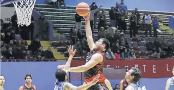  ??  ?? ► José Del Solar, de Las Ánimas, clava la pelota ante Osorno.