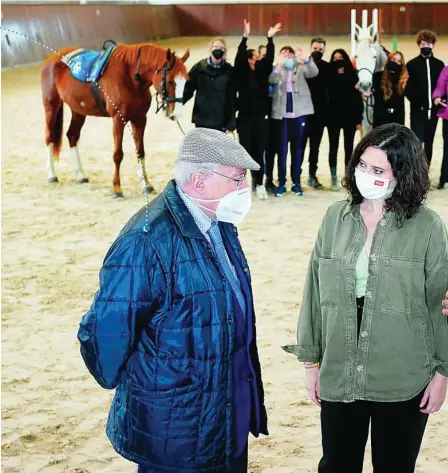  ??  ?? Isabel Díaz Ayuso, ayer, con Joaquín Leguina y Nicolás Redondo