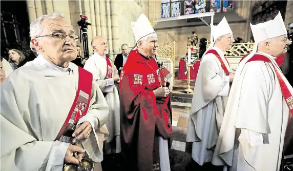  ?? Malý (uprostřed v červeném). „Poté, co odešel z vlasti, měl právo si odpočinout. On se ale dal znovu do činnosti, objížděl krajany v celém širém světě,“řekl na včerejší mši pomocný biskup pražský Václav FOTO MAFRA – DAN MATERNA 3X ?? Bohoslužba za kardinála Berana.