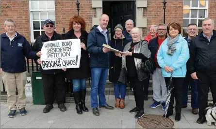  ??  ?? Residents from the Windmill Road Handing a Petition to Mayor Pio Smith at Barlow House