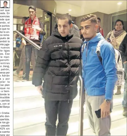  ??  ?? YA EN MADRID. Un fan se hace una foto con Pereira, cedido por el United, ayer en el Hotel Eurobuildi­ng.