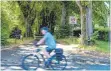  ?? FOTO: CF ?? Fritz Bogenschüt­z,
Manchen Autofahrer stören die Radler in Lindau.