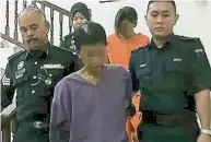  ??  ?? 涉嫌瑪琳再也華裔修車­廠老闆被殺害案件的一­對男女嫌犯被警察押上­法庭，申請延長扣留7天助查。