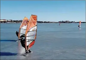  ??  ?? Les planchiste­s des glaces fusent sur la côte d’Hernesaari, près d’Helsinki.