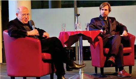  ?? FOTO: EVA-MARTINA WEYER ?? Der Linken-Politiker Gregor Gysi (links) im Gespräch mit Benjamin Zock, Dramaturg an den Uckermärki­schen Bühnen Schwedt.