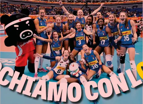  ??  ?? Tutta la gioia delle azzurre del volley dopo aver battuto in semifinale la Cina (3-2) al termine di una sfida entusiasma­nte. Oggi la squadra diretta dal c.t. Davide Mazzanti si gioca l’oro contro la fortissima Serbia