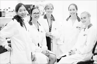  ?? CHRIS YOUNG THE CANADIAN PRESS ?? Jane Batt, centre, scientist at St. Michael's Keenan Research Centre for Biomedical Science, is joined by students who took part in the space flight experiment­s program: Kay Wu, left, Alice Vlasov, Amy Freeman and Annabel Gravely at St. Michael's...