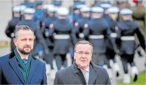  ?? // DPA ?? Boris Pistorius (derecha), ministro de Defensa de Alemania, junto a su homólogo polaco W. Kosiniak-Kamysz