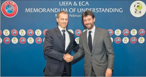  ??  ?? Los presidente­s de la UEFA, Ceferin, y de la Asociación Europea de Clubes (ECA), Agnelli, se estrechan la mano.